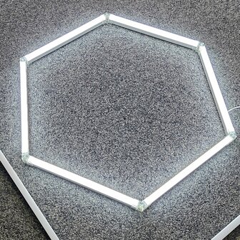 Hexagon LED Plafondverlichting 4,85x2,44m &ndash; Premium Garage &amp; Showroom Licht